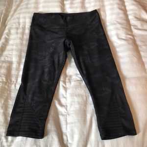 scorpio sol camo cropped leggings